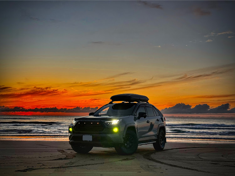 RAV4のマジックアワーと愛車・iPhone16Proに関するカスタム事例の投稿画像1枚目