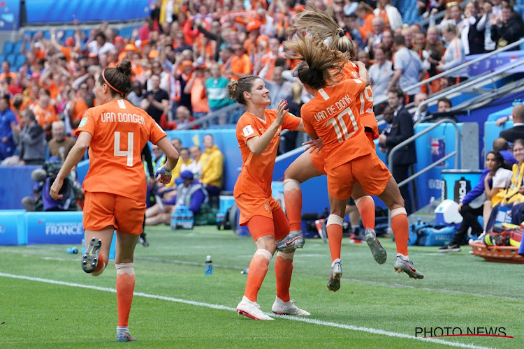 🎥 Absolute Oranjegekte in Frankrijk: meer dan 10.000 fans springen van links naar rechts