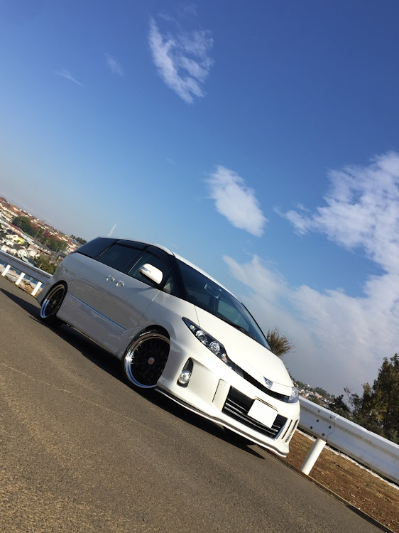 エスティマの青空と愛車・近所で撮影・ついてない・何も出来てませんに関するカスタム事例の投稿画像2枚目