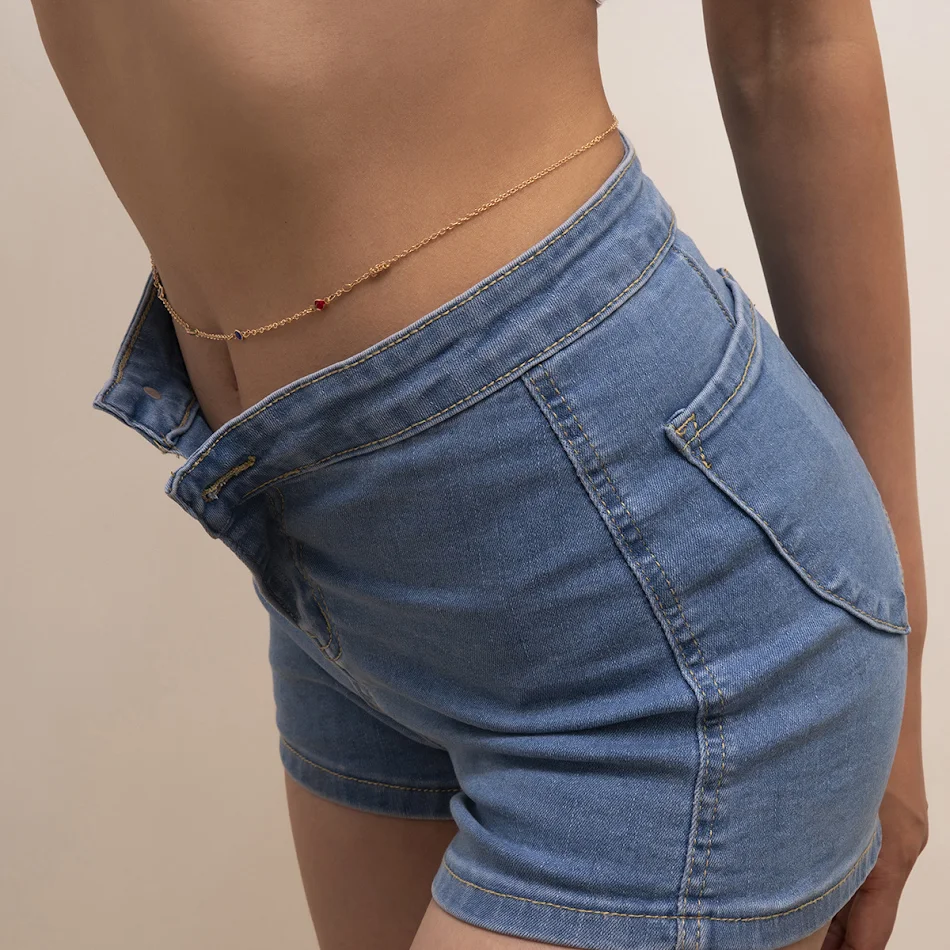 Cinto de corrente de metal sexy e simples de camada única. Destaque sua cintura com elegância e adicione um toque fashion a qualquer look.