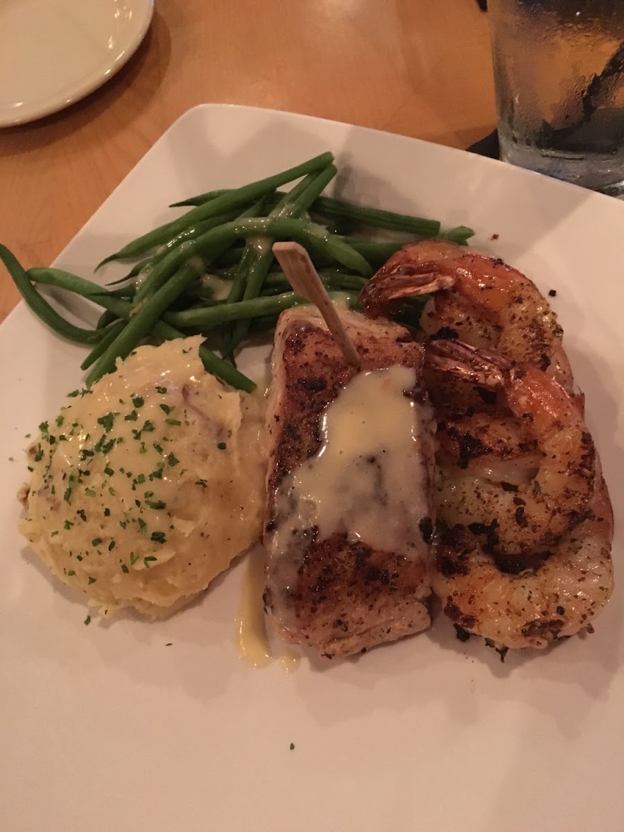 Today's special corvina fish with an extra side of shrimp, mashed potatoes and green beans (on menu as haricot verts). Lemon butter sauce. Excellent