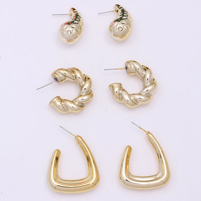 Boucles d'oreilles trois pièces en forme de C plaquées or, acrylique simple personnalisé, pour un style élégant et discret au quotidien.