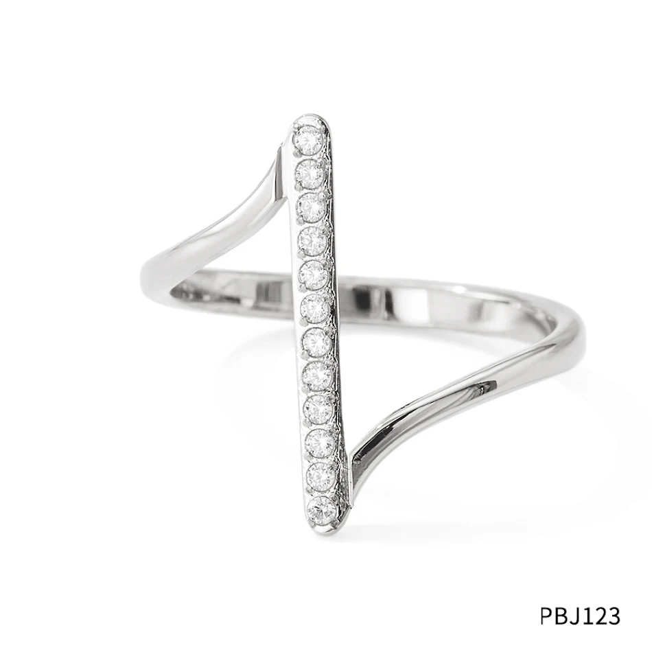 Anillo de dedo índice con micro incrustaciones de circonitas en forma de ola y palabra. Elegancia y estilo para tu mano, un accesorio único.