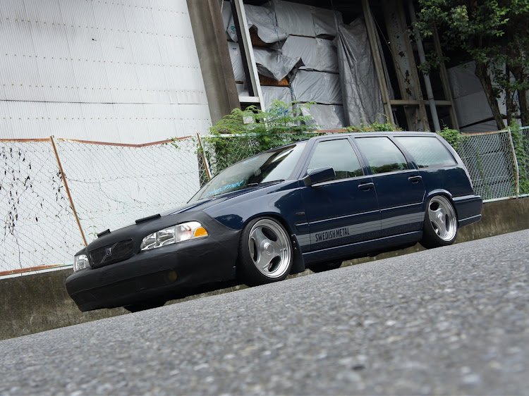 V70のVOLVO・シャコタンボルボ・LOWESTVOLVO・シャコタンは1日にして成らず・自称日本一の低さに関するカスタム事例の投稿画像1枚目