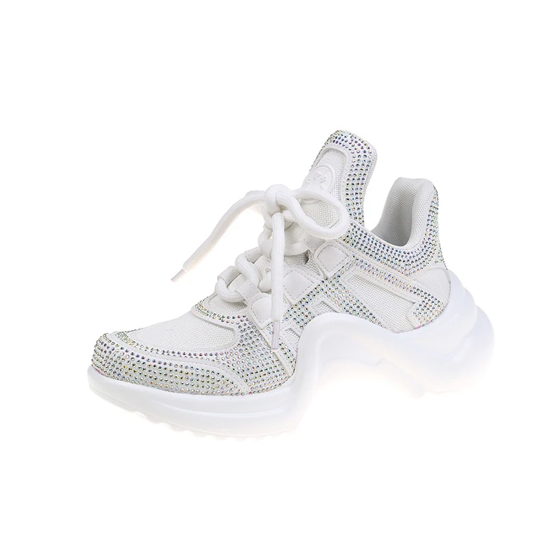 Sneakers estive da donna con patch e strass completi. Luminosità e comfort ad ogni passo, perfette per l'estate. Un tocco di stile unico!
