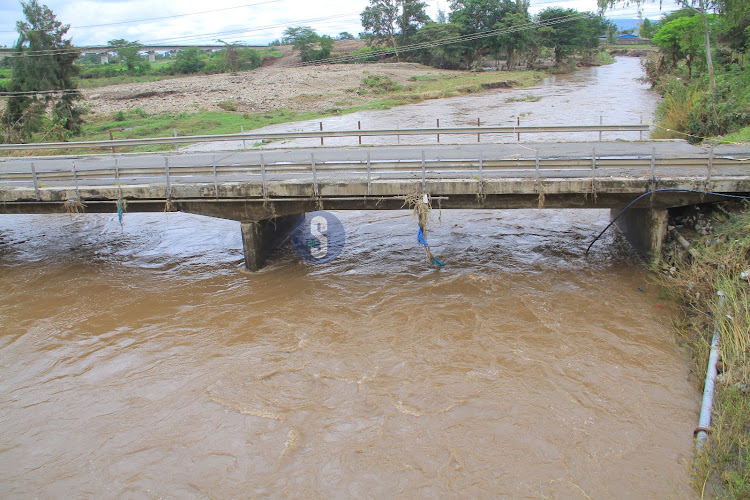 The old Athi River bridge closed by KENHA after being weakened by the ongoing heavy rains.