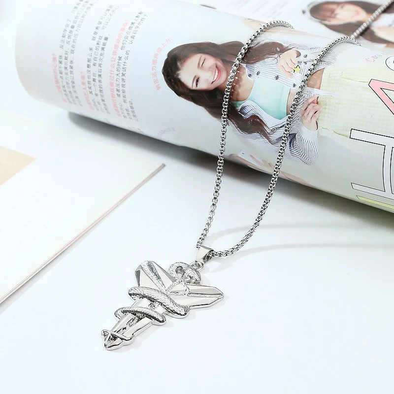 Heren Viper Cross ketting, een gedurfde modeaccessoire. Uniek design, ideaal om je persoonlijke stijl uit te drukken en je look te verbeteren.
