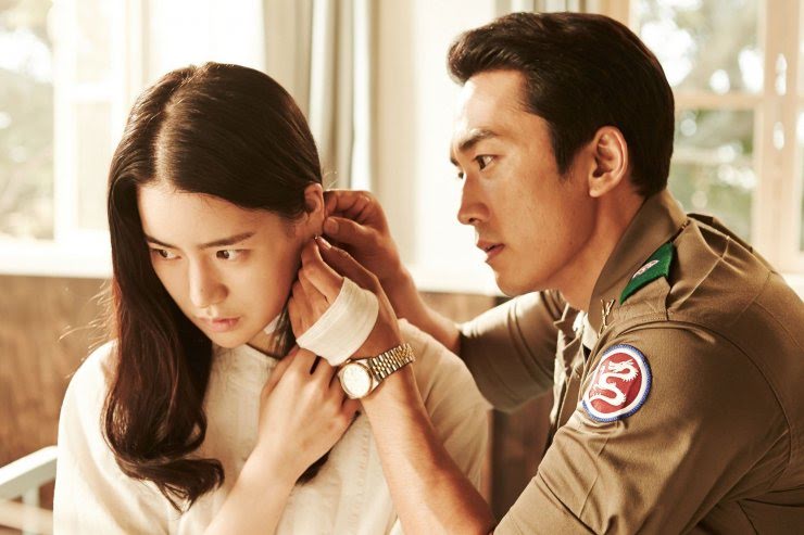 jin-pyeong-helps-ga-heun-wear-an-earring-after-he-saves-her-from-a-life-threatening-incident