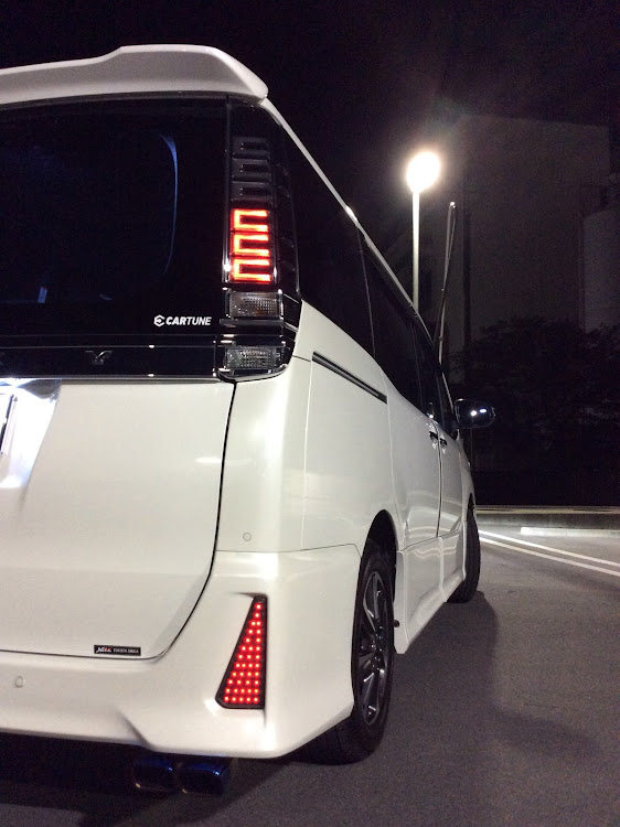 ヴォクシーの憧れの車バトンに関するカスタム事例の投稿画像1枚目