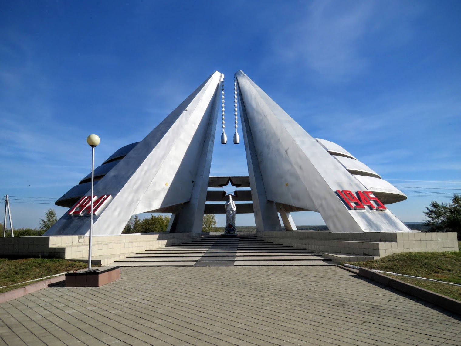 Памятное сооружение. Мемориал Юрга. Мемориал города Юрги. Юрга Кемеровская область. Юрга мемориал Победы.