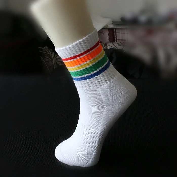 Title 1, Calzini sportivi a righe arcobaleno con fondo i...