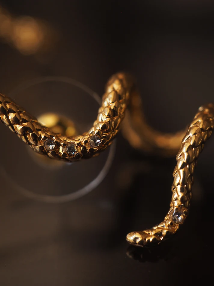 Pendientes Vintage Serpiente Dorada Sin Agujeros Clip de Oreja con Diamantes Joyería Elegante y Moderna para Mujeres