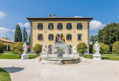 Villa with pool and garden 2