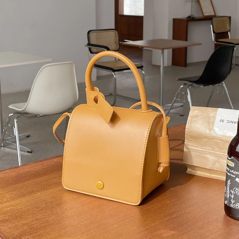 Sac bandoulière coréen niche pour étudiantes, petit et carré. Un accessoire femme parfait pour transporter l'essentiel avec style au quotidien.