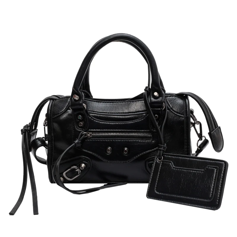 Populaire schoudertas met klinknagels en crossbody. Stijlvol en praktisch, perfect om je essentials veilig en modieus te dragen.