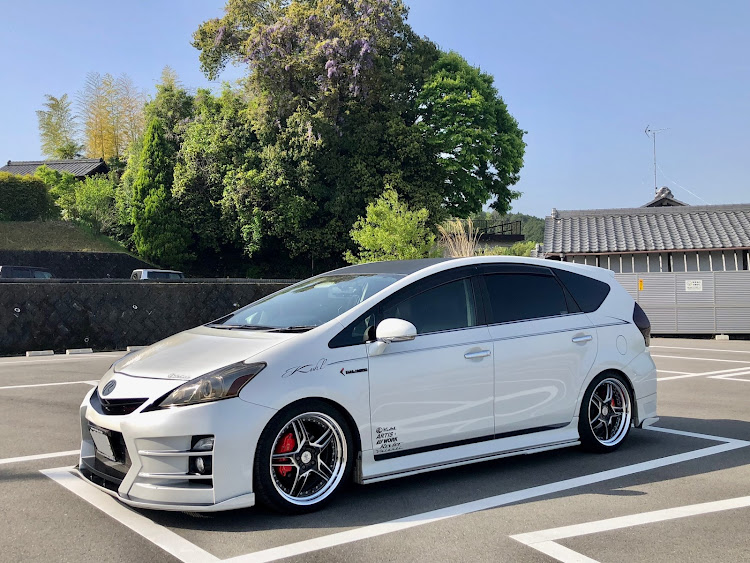 プリウスαのドアバイザー有り派・低そうにも見えない低くない車・a全国オフ皆様安全運転で、行ってらっしゃい！・10月も宜しくお願いします・燃費16からあ〜が〜ら〜な〜い〜wwwに関するカスタム事例の投稿画像1枚目