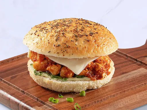 Chilli Paneer In Herbed Bun