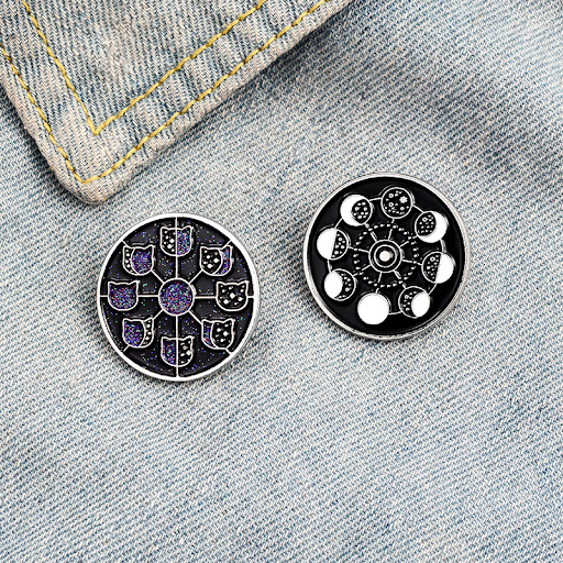 Title 4, Katvormige legering broche met maan en sterrenh...