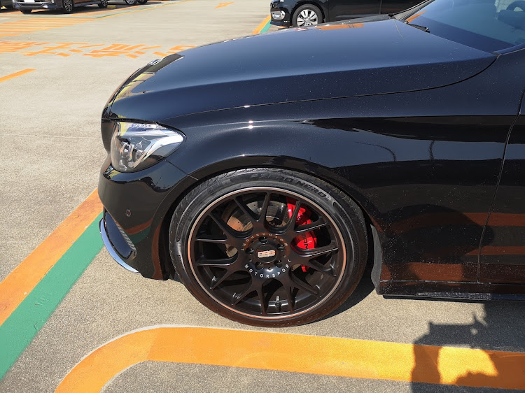 Cクラス ステーションワゴンのBBS CH-R・P-zeroネロGT・19インチホイール・左斜め前写真展に関するカスタム事例の投稿画像2枚目