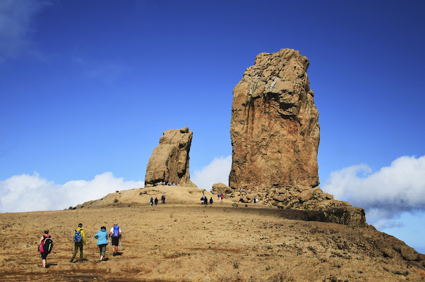 sentirsi piccoli sotto al Roque Nublo di tatiana morello