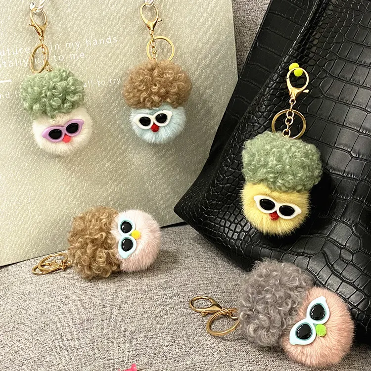 Chaveiro de Carro Botão de Desenho Animado Boneca de Pelúcia Enfeite Adorável e Divertido para Presentear ou Decorar suas Chaves com Carinho