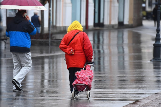 Danas u Srbiji promenljivo oblačno i vetrovito, mestimično sa kišom