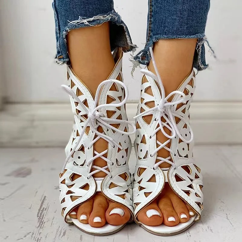 Dames sandalen met cut-outs, lage hak en veters. Zomerse modieuze schoenen voor een casual en stijlvolle look, ideaal voor dagelijks gebruik