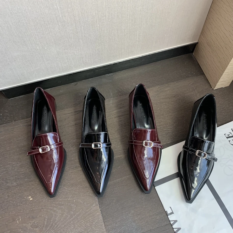 Chaussures en cuir verni à talon épais et fond souple, bout pointu, bouche peu profonde, assorties avec tout