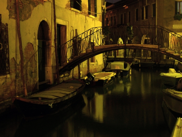 Canale veneziano di notte di Frenz