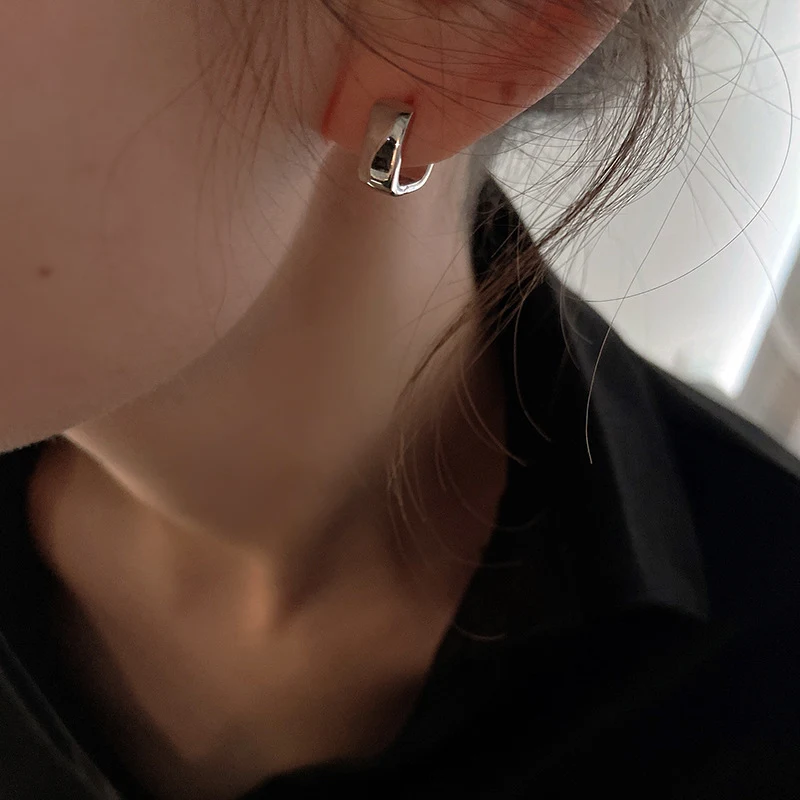 Boucles d'oreilles carrées en argent sterling S925 pour homme, larges, à clip, design élégant et moderne, faciles à porter et durables.