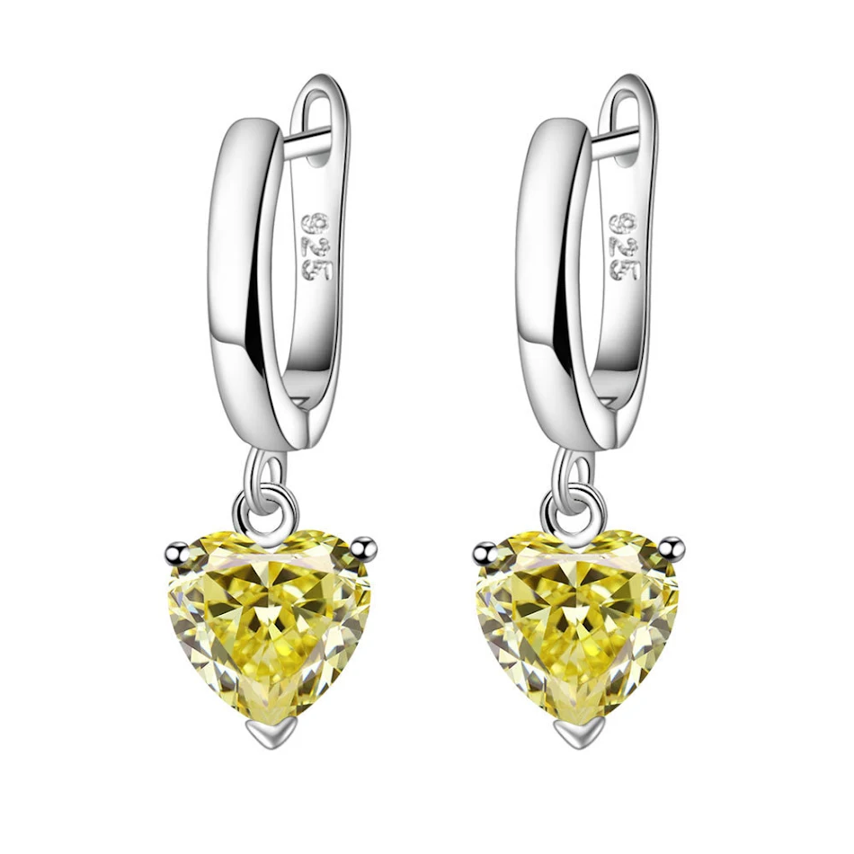 Conjunto de tres piezas con colgante de corazón de circonita creativa y personalidad femenina. Un accesorio elegante y moderno para la mujer.