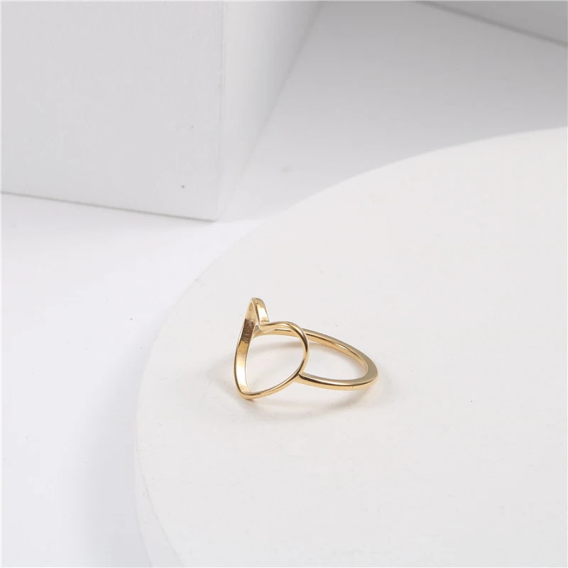 Titanium stalen holle hartvormige ring met 18K goud plating. Een liefdevol en elegant sieraad, perfect als geschenk.