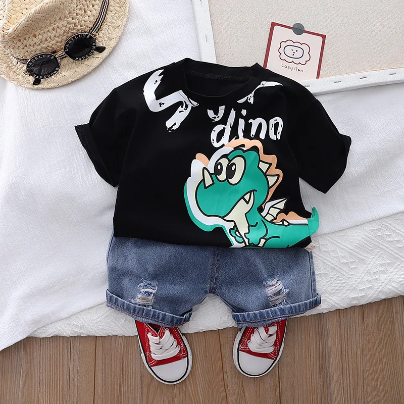 Completo maglietta dinosauro girocollo maniche corte in cotone e shorts in denim per bambini. Comfort e stile per le avventure estive.