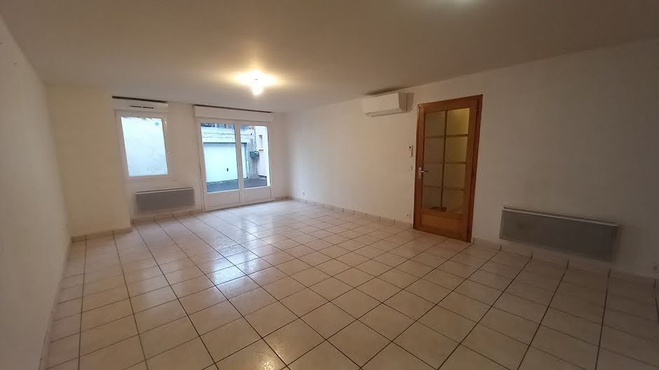 Location  appartement 3 pièces 64 m² à Massiac (15500), 430 €