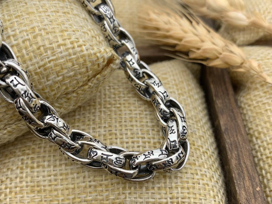Pulseira retrô masculina com seis caracteres de palavras verdadeiras entrelaçadas em anéis, um acessório elegante e significativo.