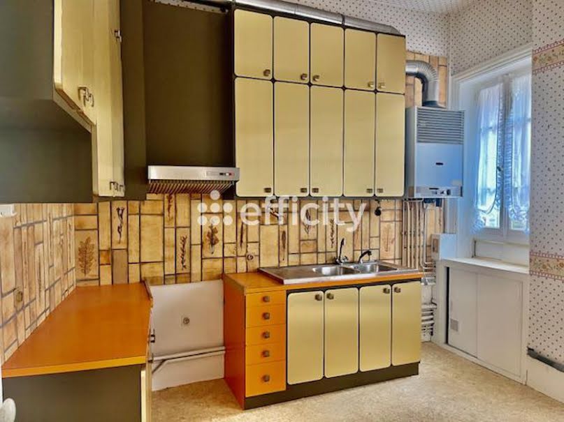 Vente appartement 5 pièces 159.9 m² à Thiers (63300), 71 000 €