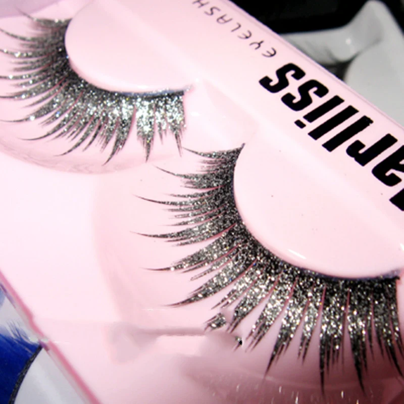Faux Cils Argentés Brillants, Épais et Exagérés pour un Regard Captivant et Glamour. Sublimez votre look en un clin d'œil.