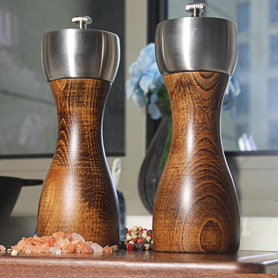 Hoogwaardige beuken peper- en zoutmolen. Precisie maling voor verse kruiden. Stijlvol design, ideaal voor keuken en tafel.