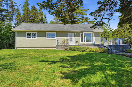 Luxury house for sale in Chester Basin (Canada) - Ranch style house with wooden deck
