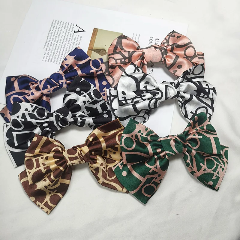 Kleine geurige haarspeld met strik voor een charmante look. Elegant en gemakkelijk te gebruiken accessoire dat elke haarstijl direct verfraait.