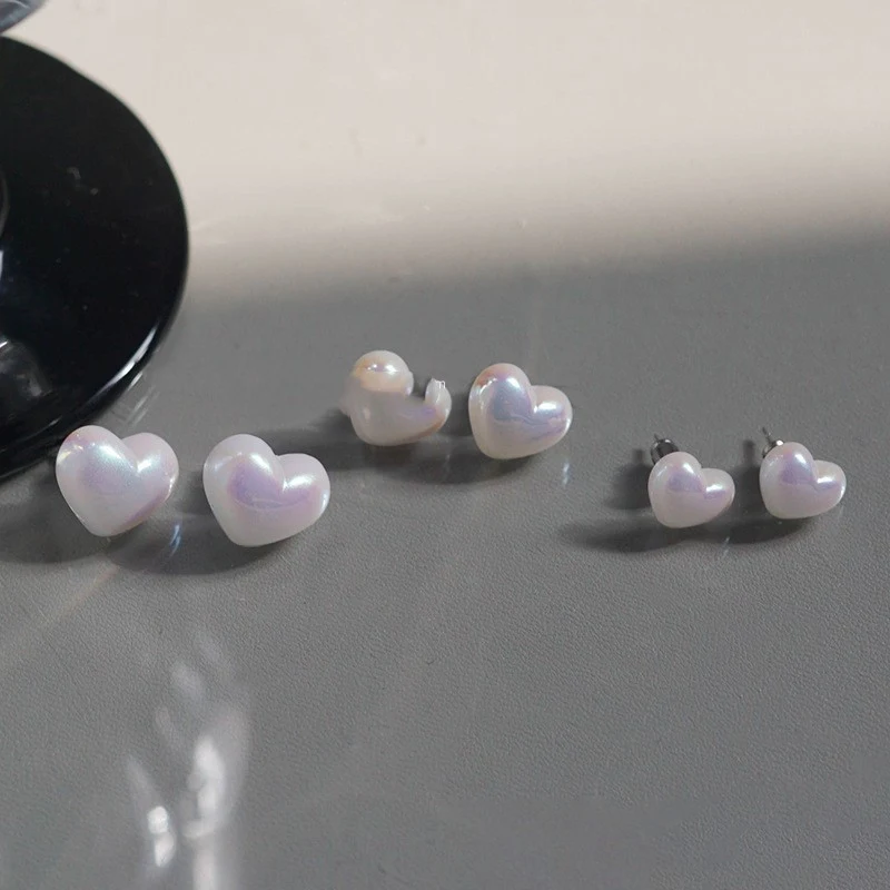 Boucles d'oreilles clous cœur perle colorées rétro élégance simple. Ajoutez une touche de charme vintage à votre style avec ces boucles d'oreilles.