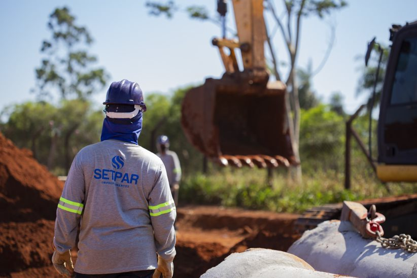 Colaborador Setpar à frente de uma máquina de construção