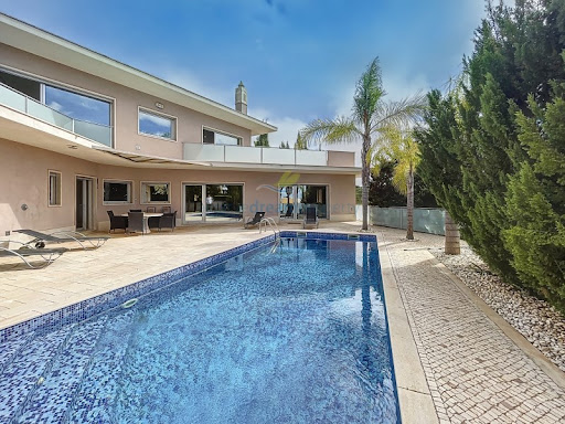 Maison avec piscine 2