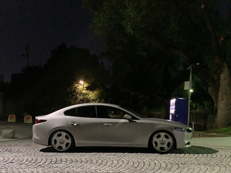 MAZDA3の石畳のある風景・プラチナクォーツメタリック・夜撮・帰宅レーシングに関するカスタム事例の投稿画像1枚目