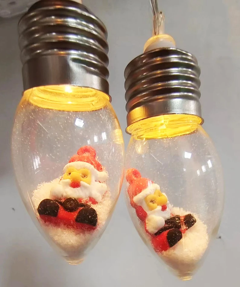 Cartoon sneeuwpop decoratieve ornamenten kerstboom lichtslinger. Versier je huis met deze schattige sneeuwmannen en feestelijke verlichting.