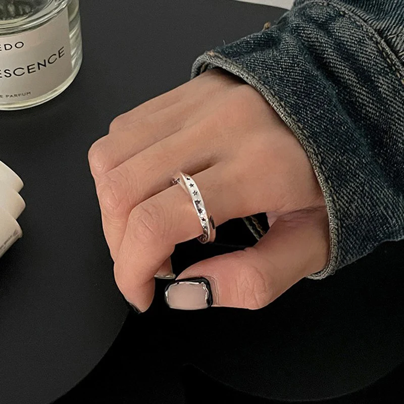 Anel retrô personalizado com design especial e moderno, para um visual cool e único. Expresse seu estilo com este acessório!