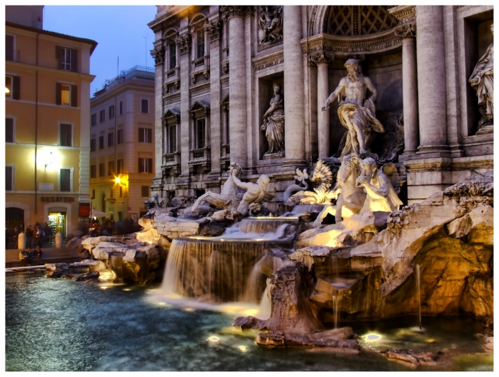 Trevi by night di luciano s