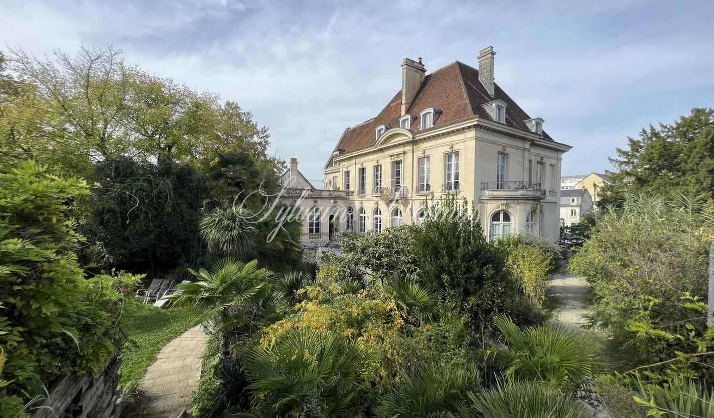 Hôtel particulier avec jardin et salle de réception Chatellerault