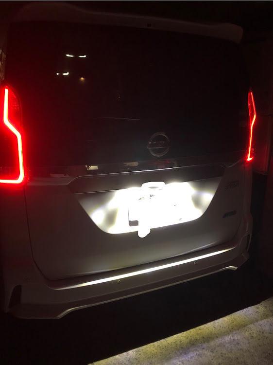 セレナのナンバー灯LED化に関するカスタム事例の投稿画像1枚目