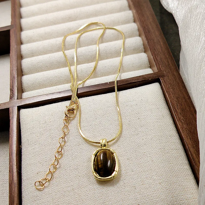 Retro Cymophanite ovale oorbellen, perfect om een vleugje vintage en elegantie aan je dagelijkse look toe te voegen. Uniek en boeiend design.